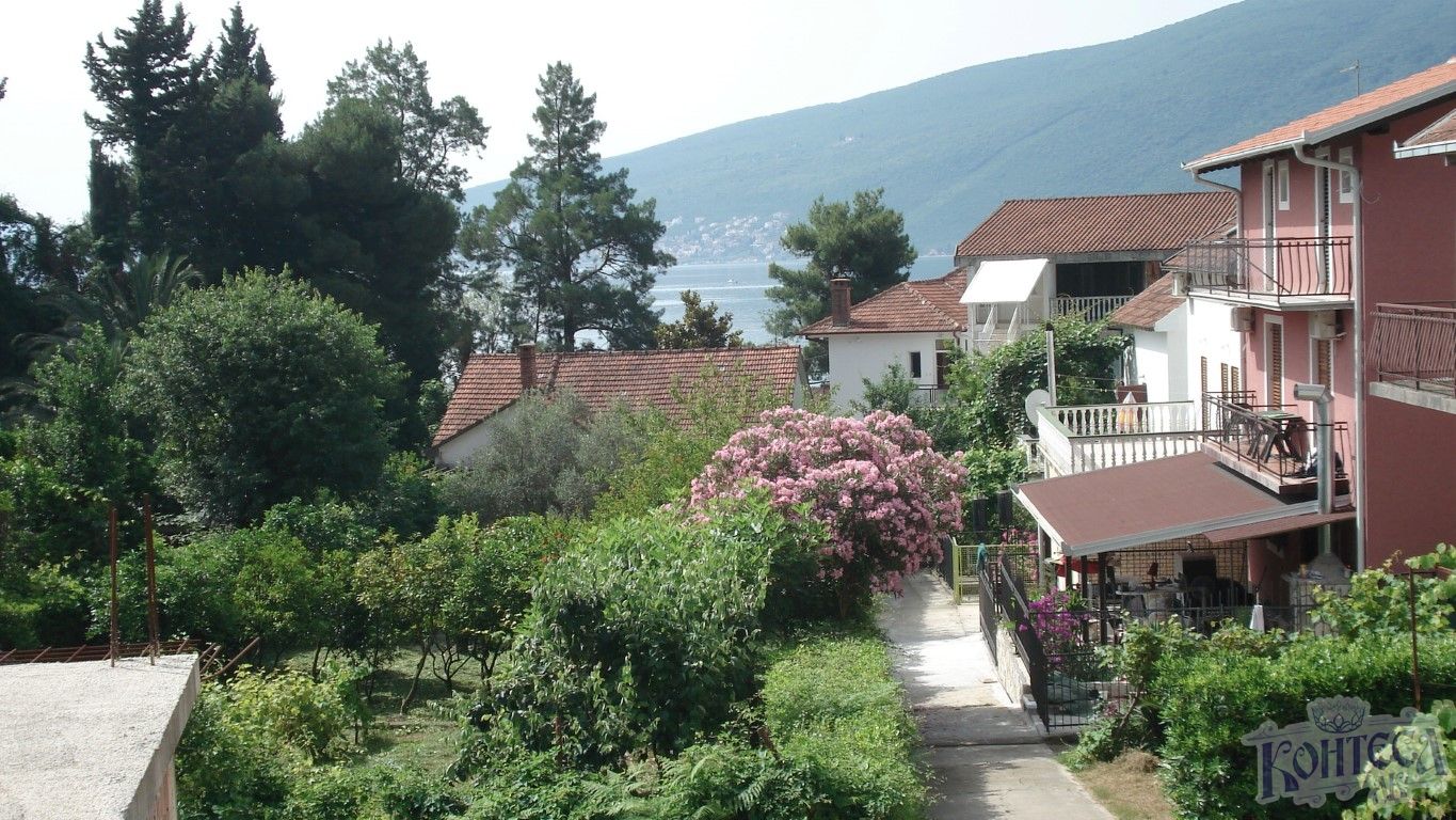 The plot-600 m2 next to the coast in Baošići-Herceg Novi